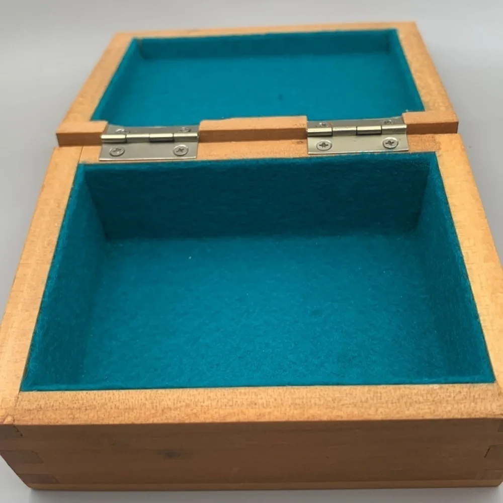 Vintage Wooden box with partly undressed female by Mundberg 1984 - Japan.